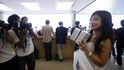 Apple oznámil, že obdržel během prvních 24 hodin po zahájení předprodeje více než dva miliony objednávek na iPhone 5, což byl dvojnásobek ve srovnání s předchozím modelem iPhone 4S. Vysoké objednávky hlásí rovněž mobilní operátoři v Asii, což vyvolává obavy, zda firma bude mít dostatek výrobních kapacit k uspokojení poptávky. Analytici odhadují, že Apple do konce září dodá na trh až deset milionů nových iPhonů. (Foto ČTK) Apple oznámil, že obdržel během prvních 24 hodin po zahájení předprodeje více než dva miliony objednávek na iPhone 5, což byl dvojnásobek ve srovnání s předchozím modelem iPhone 4S. Vysoké objednávky hlásí rovněž mobilní operátoři v Asii, což vyvolává obavy, zda firma bude mít dostatek výrobních kapacit k uspokojení poptávky. Analytici odhadují, že Apple do konce září dodá na trh až deset milionů nových iPhonů. (Foto ČTK)