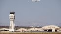Na svůj poslední let se na trupu speciálně upraveného Boeingu 747 z Kennedyho vesmírného střediska na Floridě vydal ve středu. (Foto ČTK) Na svůj poslední let se na trupu speciálně upraveného Boeingu 747 z Kennedyho vesmírného střediska na Floridě vydal ve středu. (Foto ČTK)