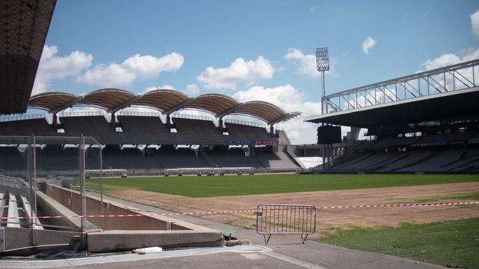 Fotbalový stadion Le Gerlaine Olympique Lyon při rekonstrukci trávníku v červenci 2012 Fotbalový stadion Le Gerlaine Olympique Lyon při rekonstrukci trávníku v červenci 2012