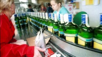 Becherovku zasáhla prohibice. Zastavila na dva dny výrobu Becherovku zasáhla prohibice. Zastavila na dva dny výrobu