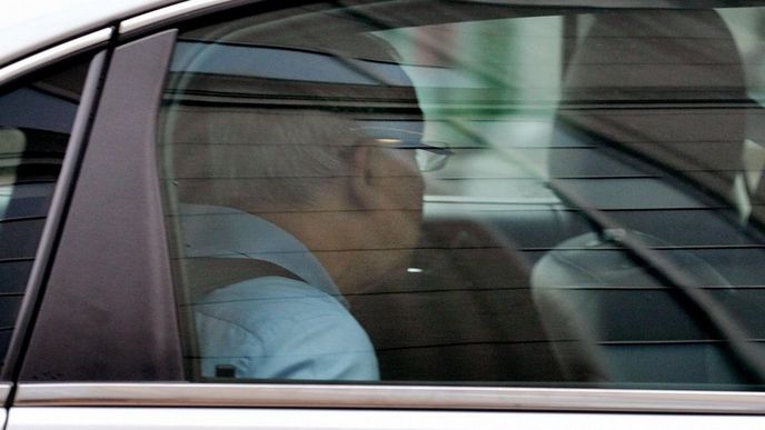 Peter Madoff po zatčení FBI Peter Madoff po zatčení FBI