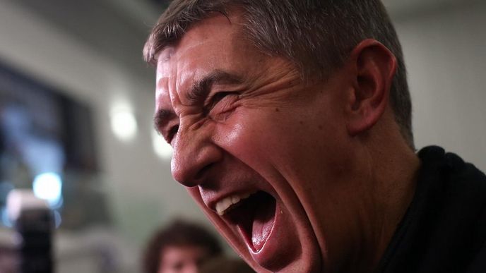 Nadšení. Andrej Babiš dlouho zachovával zachmuřený výraz. Po oznámení definivních výsledků, ale z něj napětí úplně opadlo. Nadšení. Andrej Babiš dlouho zachovával zachmuřený výraz. Po oznámení definivních výsledků, ale z něj napětí úplně opadlo.