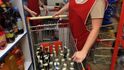 Podle Svazu obchodu a cestovního ruchu je plošný zákaz neadekvátní. Podle Potravinářské komory poškodí poctivé výrobce, a naopak posílí černý trh. Zákaz se nelíbí ani provozovatelům restaurací, ale respektují ho. Mnohé z nich zaskočil. Na prohibici si zvyká i ostravská Stodolní ulice - nejvyhlášenější centrum zábavy Moravskoslezského kraje. (Foto ČTK) Podle Svazu obchodu a cestovního ruchu je plošný zákaz neadekvátní. Podle Potravinářské komory poškodí poctivé výrobce, a naopak posílí černý trh. Zákaz se nelíbí ani provozovatelům restaurací, ale respektují ho. Mnohé z nich zaskočil. Na prohibici si zvyká i ostravská Stodolní ulice - nejvyhlášenější centrum zábavy Moravskoslezského kraje. (Foto ČTK)