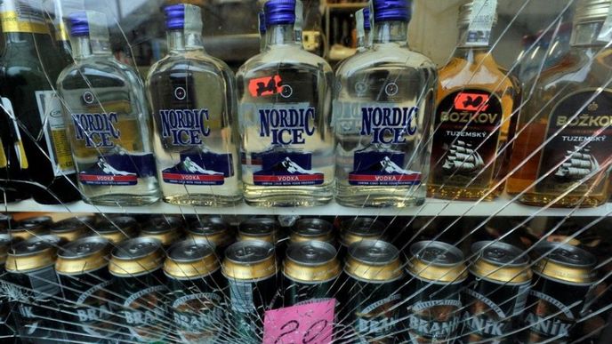 Vláda kvůli množícím se otravám metylalkoholem 12. září rozhodla o plošném zákazu prodeje tvrdého alkoholu ve stáncích. Platit bude do odvolání od chvíle, kdy informaci vyhlásil v televizi ministr zdravotnictví Leoš Heger (TOP 09). Série otrav metylalkoholem si zatím vyžádala nejméně 16 obětí a vláda je připravena, pokud nebude zdroj závadného alkoholu nalezen dostatečně rychle, "prohibici" rozšířit celoplošně. (ČTK) Vláda kvůli množícím se otravám metylalkoholem 12. září rozhodla o plošném zákazu prodeje tvrdého alkoholu ve stáncích. Platit bude do odvolání od chvíle, kdy informaci vyhlásil v televizi ministr zdravotnictví Leoš Heger (TOP 09). Série otrav metylalkoholem si zatím vyžádala nejméně 16 obětí a vláda je připravena, pokud nebude zdroj závadného alkoholu nalezen dostatečně rychle, "prohibici" rozšířit celoplošně. (ČTK)