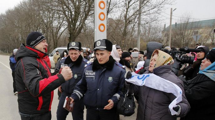 Demonstrace krymských Tatarů v Simferopolu Demonstrace krymských Tatarů v Simferopolu