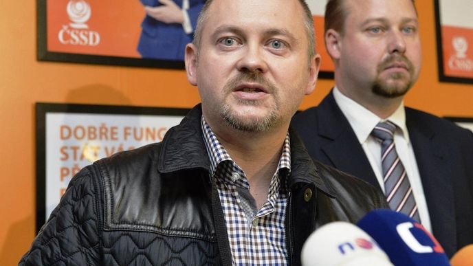 Statutární místopředseda ČSSD Michal Hašek (vlevo) hovoří na briefingu v Lidovém domě v Praze, kde 31. října zasedalo grémium ČSSD a zabývalo se napjatou situací ve straně. Vyjednávání o možné vládě zatím povede za ČSSD předseda Bohuslav Sobotka. Grémium dosud nesestavilo vyjednávací tým, schválen by měl být až po zasedání ústředního výkonného výboru strany (ÚVV). Vpravo je předseda poslaneckého klubu Jeroným Tejc. Statutární místopředseda ČSSD Michal Hašek (vlevo) hovoří na briefingu v Lidovém domě v Praze, kde 31. října zasedalo grémium ČSSD a zabývalo se napjatou situací ve straně. Vyjednávání o možné vládě zatím povede za ČSSD předseda Bohuslav Sobotka. Grémium dosud nesestavilo vyjednávací tým, schválen by měl být až po zasedání ústředního výkonného výboru strany (ÚVV). Vpravo je předseda poslaneckého klubu Jeroným Tejc.