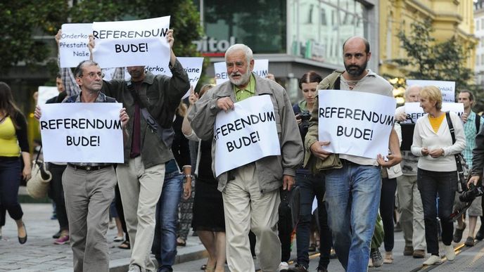 Protest brněnských aktivistů za referendum o poloze hlavního nádraží Protest brněnských aktivistů za referendum o poloze hlavního nádraží
