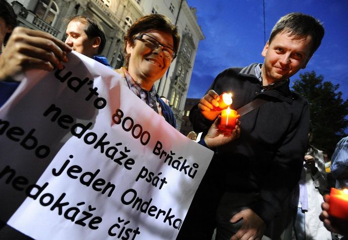 Protest brněnských aktivistů za referendum o poloze hlavního nádraží Protest brněnských aktivistů za referendum o poloze hlavního nádraží