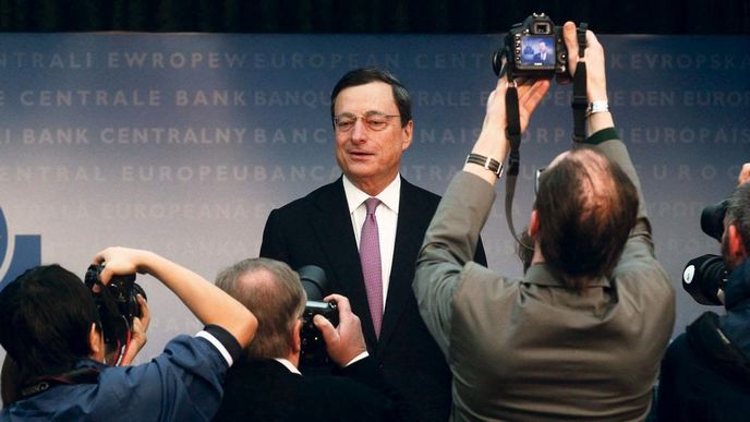 Sazba zůstává. ECB ponechala základní úrok na jednom procentu. Její šéf Mario Draghi řekl, že eurozóna vykazuje signály stabilizace.
ECB přesto snížila výhled letošního vývoje ekonomiky Sazba zůstává. ECB ponechala základní úrok na jednom procentu. Její šéf Mario Draghi řekl, že eurozóna vykazuje signály stabilizace.
ECB přesto snížila výhled letošního vývoje ekonomiky