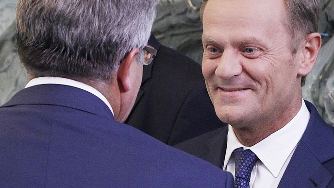 Polský premiér Donald Tusk (vpravo) složil funkci. Na snímku s prezidentem Polska Bronislawem Komorovskim Polský premiér Donald Tusk (vpravo) složil funkci. Na snímku s prezidentem Polska Bronislawem Komorovskim