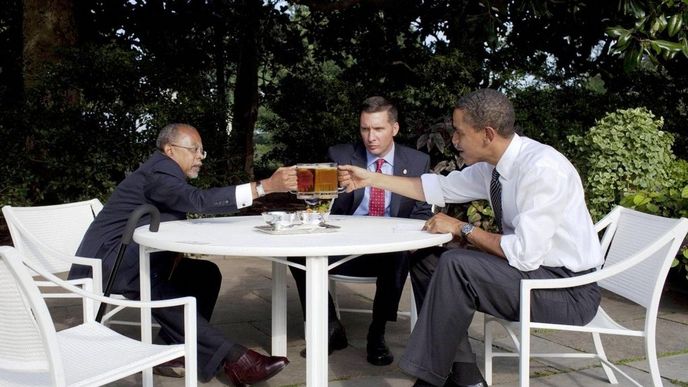 Prezident Barack Obama pozval na pivo do Bílého domu šéfa bostonské policie Seržanta Jamese Crowleyho, harwardského professora Henry Louise Gatese Jr. a Víceprezidenta Joe Biddena. Prezident Barack Obama pozval na pivo do Bílého domu šéfa bostonské policie Seržanta Jamese Crowleyho, harwardského professora Henry Louise Gatese Jr. a Víceprezidenta Joe Biddena.