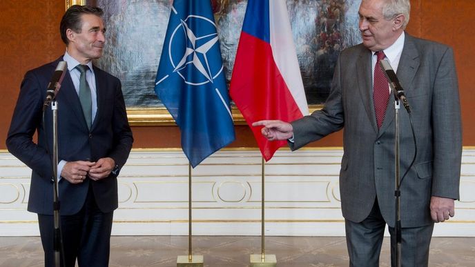 Miloš Zeman a generální tajemník NATO Andersi Fogh Rasmussen Miloš Zeman a generální tajemník NATO Andersi Fogh Rasmussen