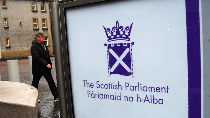 Muž prochází kolem sídla Skotského parlamentu v Edinburghu Muž prochází kolem sídla Skotského parlamentu v Edinburghu