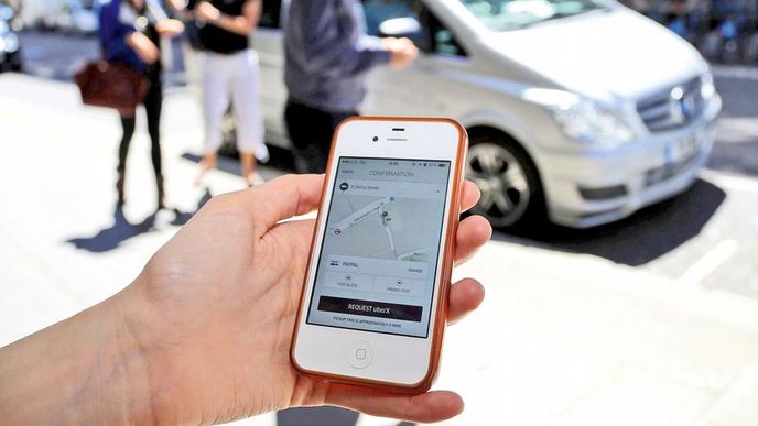 Přehled. Jedno z hlavních lákadel Uberu spočívá v tom, že zákazník netápe v nejistotě. Na displeji sleduje, jak se k němu taxi přibližuje Přehled. Jedno z hlavních lákadel Uberu spočívá v tom, že zákazník netápe v nejistotě. Na displeji sleduje, jak se k němu taxi přibližuje