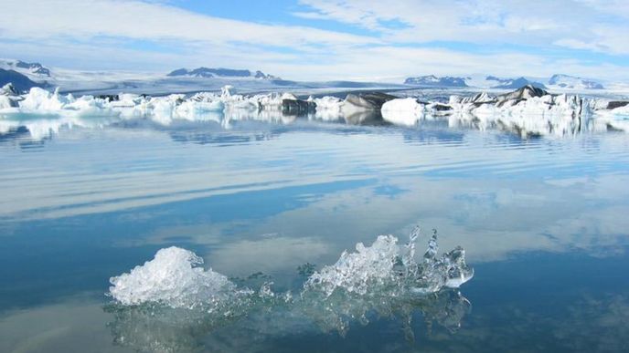 Ledovcové jezero na ledovci Vatnajökull, pod nímž leží i sopka Bárdarbunga Ledovcové jezero na ledovci Vatnajökull, pod nímž leží i sopka Bárdarbunga