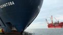 Ochránci přírody z hnutí Greenpeace dnes zahájili novou protestní akci proti těžebním aktivitám ruského ropného gigantu Gazprom v Arktidě. (Foto Profimedia) Ochránci přírody z hnutí Greenpeace dnes zahájili novou protestní akci proti těžebním aktivitám ruského ropného gigantu Gazprom v Arktidě. (Foto Profimedia)