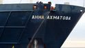 Skupina čtrnácti aktivistů Greenpeace se dnes zachytila za loď, která má odvézt zaměstnance ropné plošiny Gazpromu do Arktidy. (Foto Profimedia) Skupina čtrnácti aktivistů Greenpeace se dnes zachytila za loď, která má odvézt zaměstnance ropné plošiny Gazpromu do Arktidy. (Foto Profimedia)