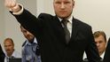 Přicházející soudce pozdravil zdviženou pěstí (Zdroj: profimedia.cz). Přicházející soudce pozdravil zdviženou pěstí (Zdroj: profimedia.cz).