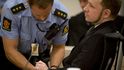 Během líčení Breivikovi policie sejmula pouta (Zdroj: profimedia.cz). Během líčení Breivikovi policie sejmula pouta (Zdroj: profimedia.cz).