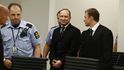 Během čtení rozsudku se Breivik usmíval (Zdroj: profimedia.cz) Během čtení rozsudku se Breivik usmíval (Zdroj: profimedia.cz)