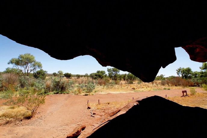 Z túry podél úpatí Uluru Z túry podél úpatí Uluru