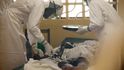 doktor Kent Brantly ošetřuje pacienta nakaženého ebolou, Monrovia, Libérie doktor Kent Brantly ošetřuje pacienta nakaženého ebolou, Monrovia, Libérie