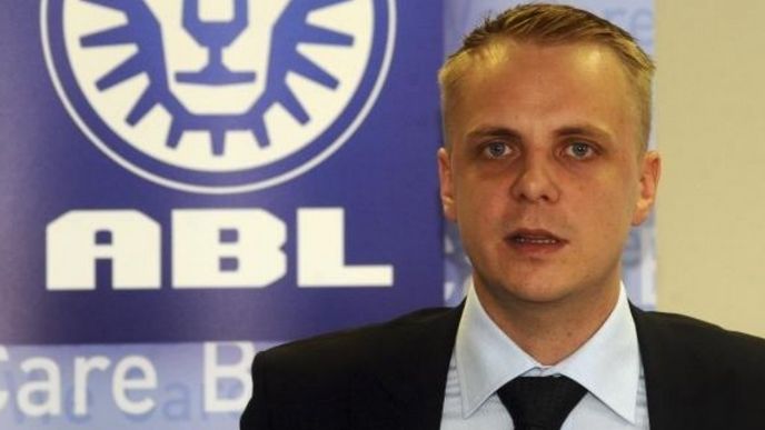 Generální ředitel společnosti ABL Matěj Bárta vystoupil 7. července v Praze na tiskové konferenci k prodeji podílu jeho bratra Víta Bárty a představě o nové majetkové a organizační struktuře holdingu. Generální ředitel společnosti ABL Matěj Bárta vystoupil 7. července v Praze na tiskové konferenci k prodeji podílu jeho bratra Víta Bárty a představě o nové majetkové a organizační struktuře holdingu.