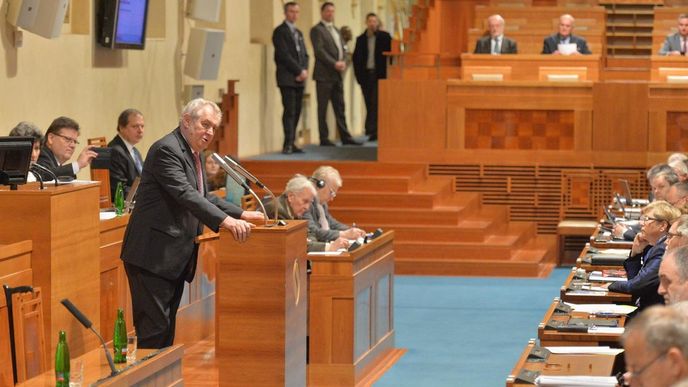 Senát schvaloval na své schůzi 18. prosince nominaci kandidátů na ústavní soudce Jiřího Zemánka a Jana Musila. Horní komoře je představil prezident Miloš Zeman. Senát schvaloval na své schůzi 18. prosince nominaci kandidátů na ústavní soudce Jiřího Zemánka a Jana Musila. Horní komoře je představil prezident Miloš Zeman.