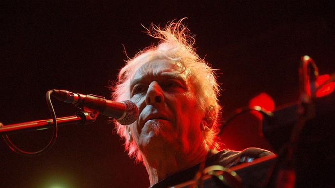 Na festivalu Trutnov Open Air vystoupil v sobotu americký hudebník John Cale, někdejší člen slavných Velvet Underground. Na festivalu Trutnov Open Air vystoupil v sobotu americký hudebník John Cale, někdejší člen slavných Velvet Underground.