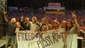 Účinkující i návštěvníci festivalu podpořili ruskou dívčí skupinu Pussy Riot vězněnou za politické postoje Putinovým režimem. K podpoře se přidal i John Cale (vlevo). Účinkující i návštěvníci festivalu podpořili ruskou dívčí skupinu Pussy Riot vězněnou za politické postoje Putinovým režimem. K podpoře se přidal i John Cale (vlevo).