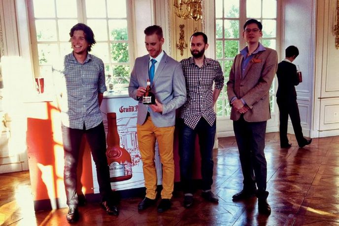 Barmani – finalisté českého kola Diageo World Class pózují s lahví likéru po příjezdu. Barmani – finalisté českého kola Diageo World Class pózují s lahví likéru po příjezdu.