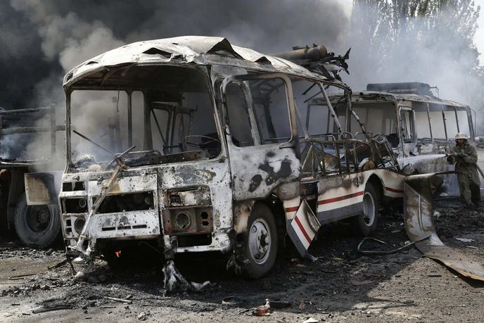 Autobus v Doněcku po zásahu dělostřeleckým granátem Autobus v Doněcku po zásahu dělostřeleckým granátem