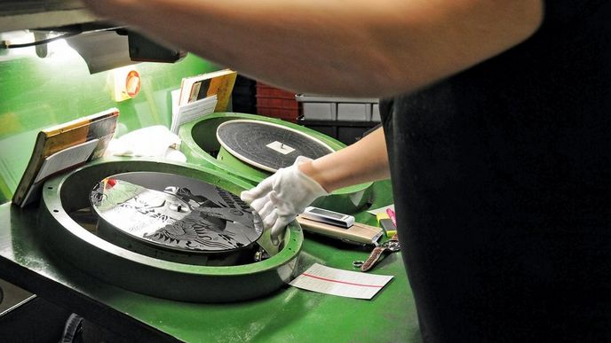 Nesmrtelný vinyl. Z výrobních linek firmy GZ Media v posledních letech sjely například alba Beatles, Lady Gaga či Mumford & Sons Nesmrtelný vinyl. Z výrobních linek firmy GZ Media v posledních letech sjely například alba Beatles, Lady Gaga či Mumford & Sons