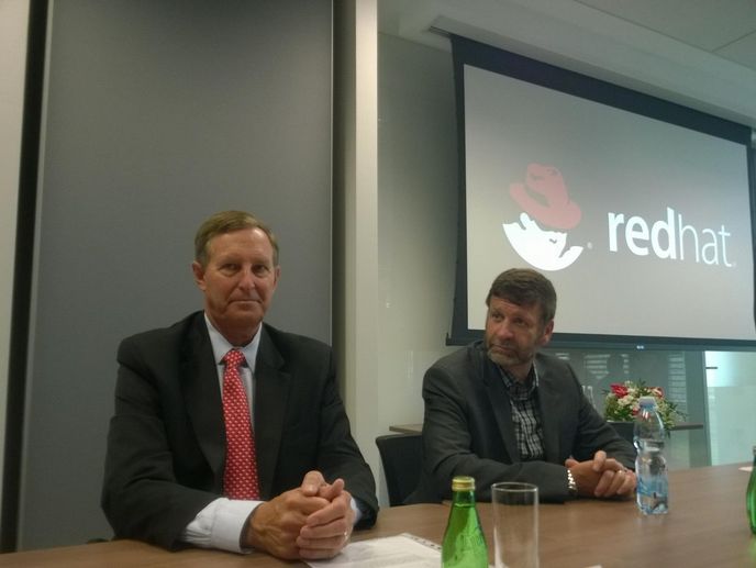 Finanční ředitel Red Hatu Charles Peters a produktový prezident Paul Cormier. Finanční ředitel Red Hatu Charles Peters a produktový prezident Paul Cormier.
