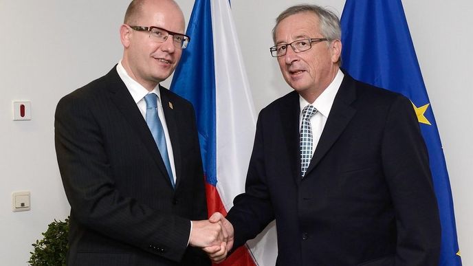 Premiér Bohuslav Sobotka s budoucím předsedou Evropské komise Jean-Claudem Junckerem na summitu v Bruselu Premiér Bohuslav Sobotka s budoucím předsedou Evropské komise Jean-Claudem Junckerem na summitu v Bruselu