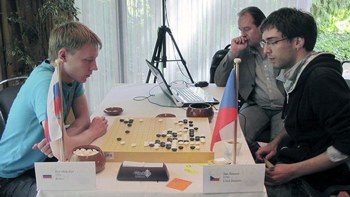 Nový mistr Evropy ve hře go Jan Šimara (vpravo) Nový mistr Evropy ve hře go Jan Šimara (vpravo)