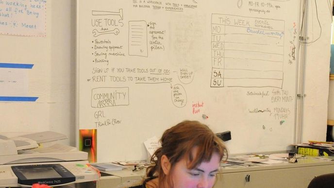 Typickým návštěvníkem Betahausu je začínající firma o jednom člověku, fenomén, pro který se vžil název start-up Typickým návštěvníkem Betahausu je začínající firma o jednom člověku, fenomén, pro který se vžil název start-up