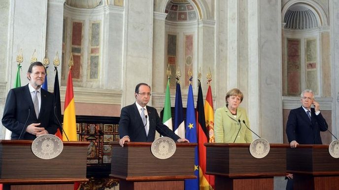 Zleva Francois Hollande, Angela Merkelová a Mario Monti Zleva Francois Hollande, Angela Merkelová a Mario Monti