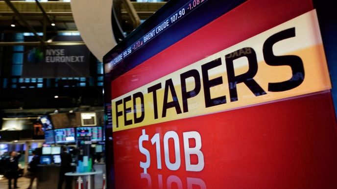 Televizní monitor na newyorské burze ukazuje rozhodnutí Fedu omezit nákupy dluhopisů Televizní monitor na newyorské burze ukazuje rozhodnutí Fedu omezit nákupy dluhopisů