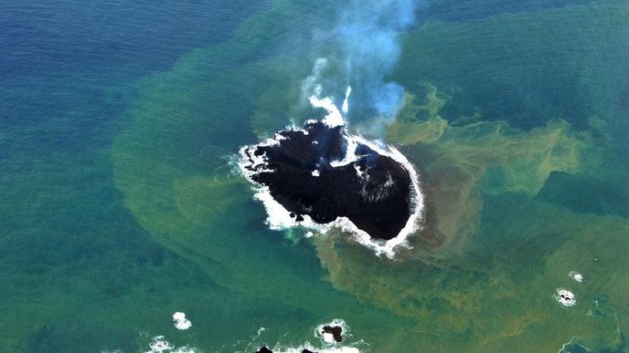 Nový japonský ostrůvek vzdálený 1000 kilometrů jižně od japonské metropole Tokia. Nový japonský ostrůvek vzdálený 1000 kilometrů jižně od japonské metropole Tokia.