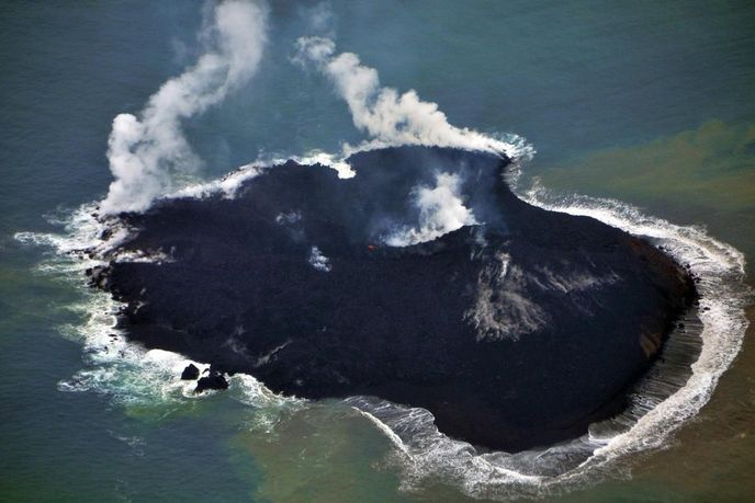 Nový japonský ostrůvek vzdálený 1000 kilometrů jižně od japonské metropole Tokia. Nový japonský ostrůvek vzdálený 1000 kilometrů jižně od japonské metropole Tokia.
