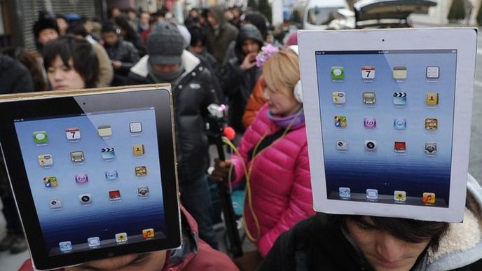 Tlačenice před tokijským obchodem Applu. Tlačenice před tokijským obchodem Applu.