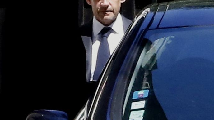 Nikolas Sarkozy opouští svůj dům v Paříži (2. července 2014) Nikolas Sarkozy opouští svůj dům v Paříži (2. července 2014)
