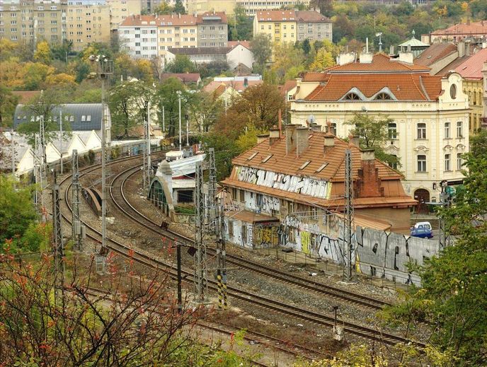 Železniční trať mezi pražským Hlavním a Smíchovským nádražím Železniční trať mezi pražským Hlavním a Smíchovským nádražím
