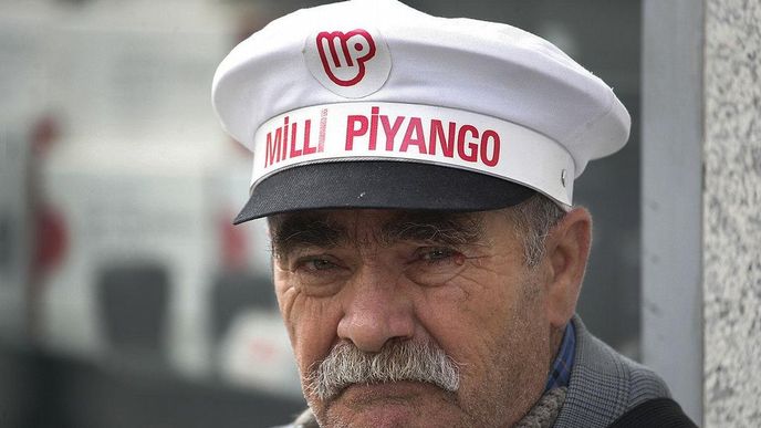 Pouliční prodejce losů turecké národní loterie Milli Piyango Pouliční prodejce losů turecké národní loterie Milli Piyango