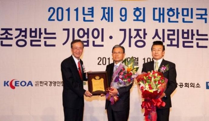 Generální ředitel Nexen Tire Kang Byung-Joong (uprostřed) Generální ředitel Nexen Tire Kang Byung-Joong (uprostřed)
