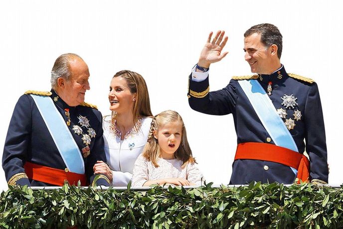 Král Felipe IV. na snímku se svým otcem králem Juanem Carlosem, manželkou královnou Letiziím a dcerou princeznou Leonor Král Felipe IV. na snímku se svým otcem králem Juanem Carlosem, manželkou královnou Letiziím a dcerou princeznou Leonor