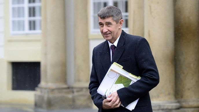 Andrej Babiš odchází ze schůzky u prezidenta Miloše Zemana Andrej Babiš odchází ze schůzky u prezidenta Miloše Zemana