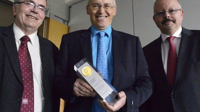 Předseda České kardiologické společnosti (ČKS) Petr Widimský (uprostřed), vědecký sekretář ČKS Jaromír Hradec (vlevo) a nastupující předseda ČKS Miloš Táborský (vpravo) při příležitosti udělení ceny Světové zdravotnické organizace ČKS za přínos k léčbě akutního srdečního infarktu a za originální výzkumné výsledky s přímým dopadem na léčebnou praxi ve světě Předseda České kardiologické společnosti (ČKS) Petr Widimský (uprostřed), vědecký sekretář ČKS Jaromír Hradec (vlevo) a nastupující předseda ČKS Miloš Táborský (vpravo) při příležitosti udělení ceny Světové zdravotnické organizace ČKS za přínos k léčbě akutního srdečního infarktu a za originální výzkumné výsledky s přímým dopadem na léčebnou praxi ve světě