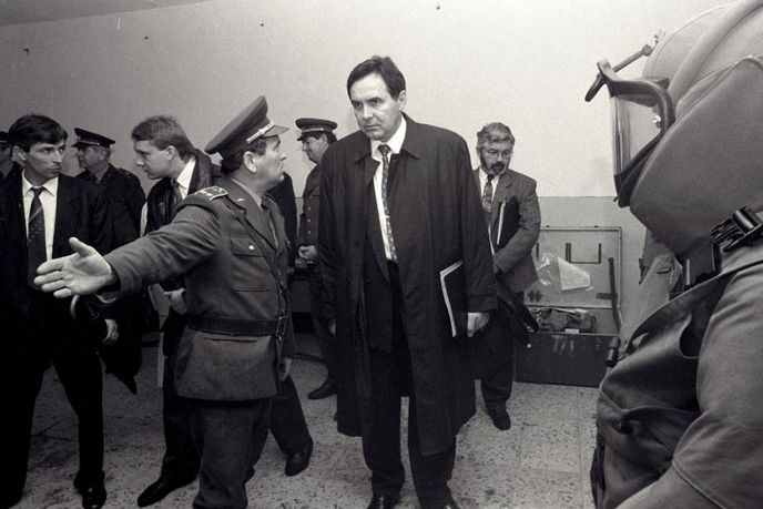 Antonín Baudyš starší byl polistopadovým ministrem obrany (na snímku z roku 1991 při inspekci v bývalém výcvikovém prostoru Ralsko). Teprve po jeho politické kariéře se veřejnost dozvěděla o jeho astrologických sklonech. Antonín Baudyš starší byl polistopadovým ministrem obrany (na snímku z roku 1991 při inspekci v bývalém výcvikovém prostoru Ralsko). Teprve po jeho politické kariéře se veřejnost dozvěděla o jeho astrologických sklonech.
